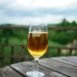 Entspannung pur im eigenen Gartenhaus: Wie du mit einem kühlen Bier die perfekte Auszeit findest
